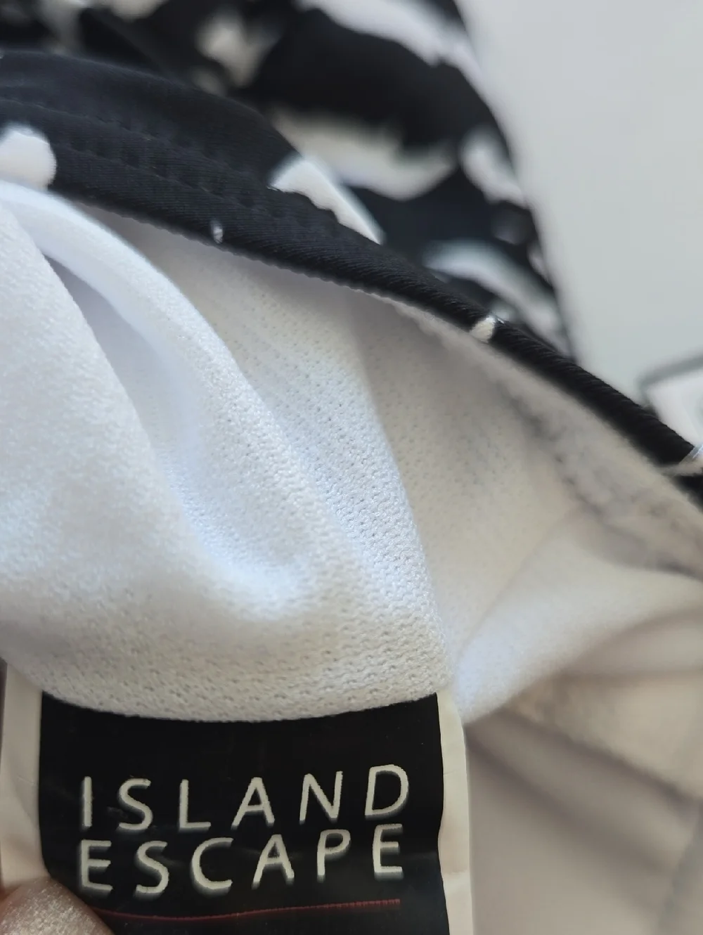 Island Escape Black & White Cape Town Underwire Tankini Swim Top Size 6 NWT